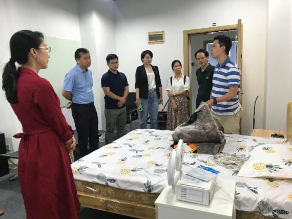 CCF南宁分部的与会执委、会员在刘汉平董事长的带领下参观万云科技的产品实验室